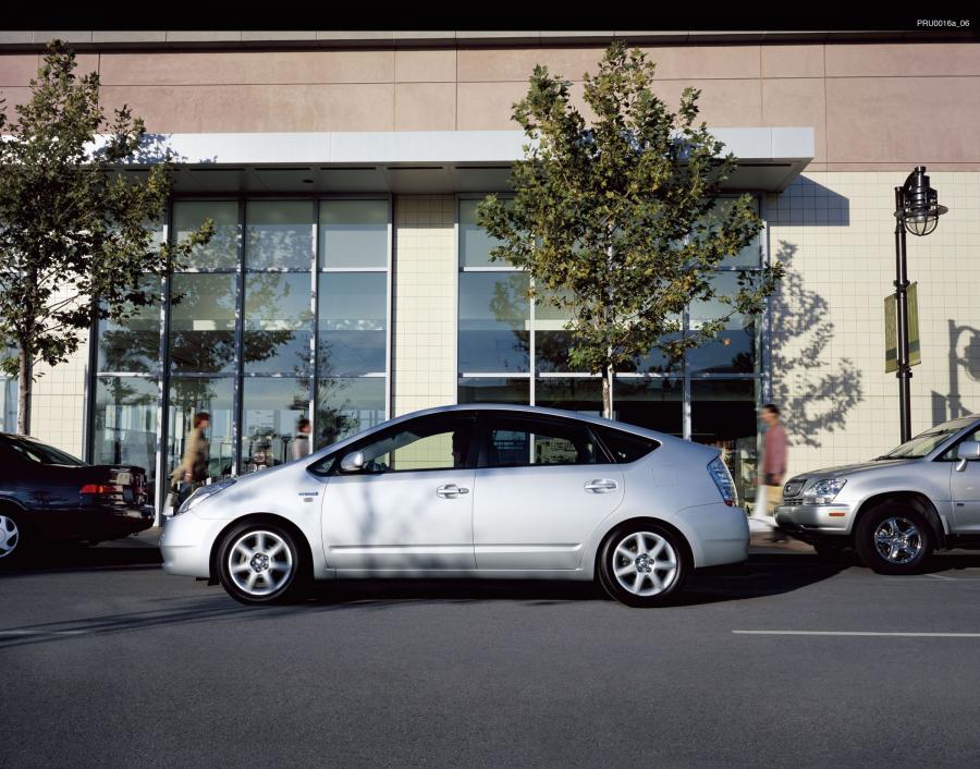  Toyota Prius 2004 года  (фото 12 из 48)